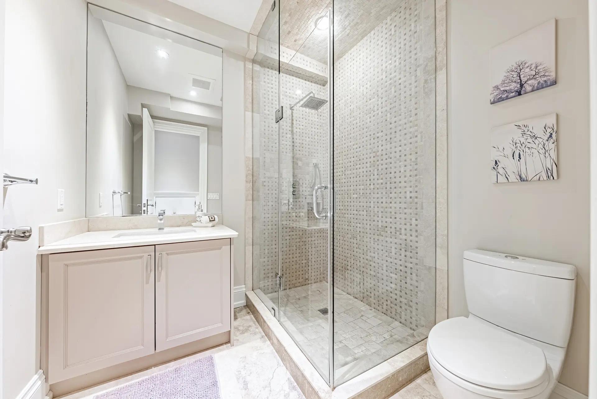 Salle de bains moderne avec douche en verre et vanité en bois clair