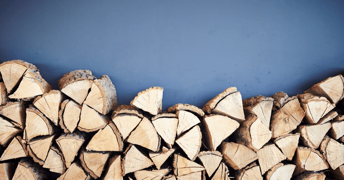 Tas de bois de chauffage d'érable