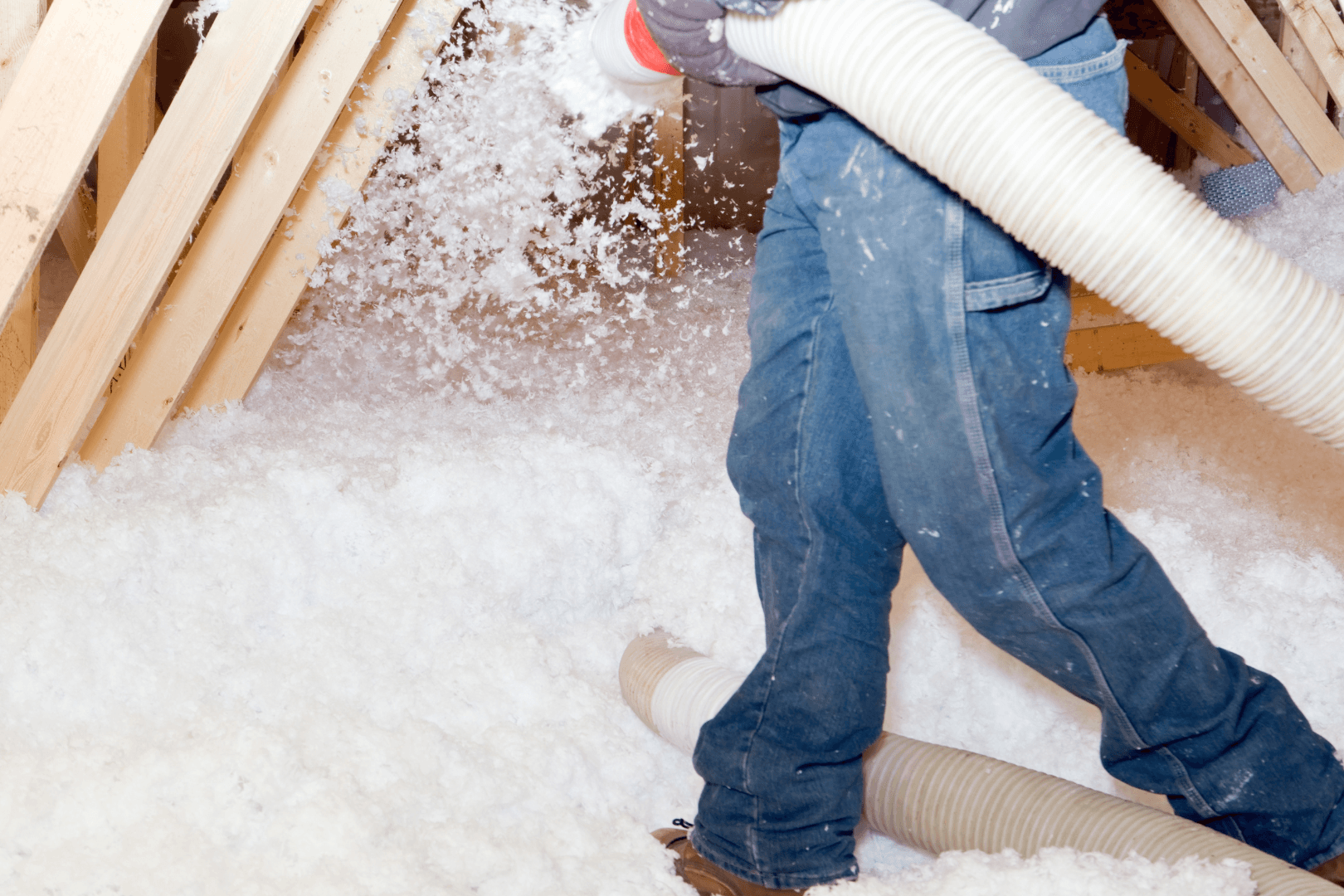 homme qui installe de l'isolant_Tout savoir sur l'isolation de maison